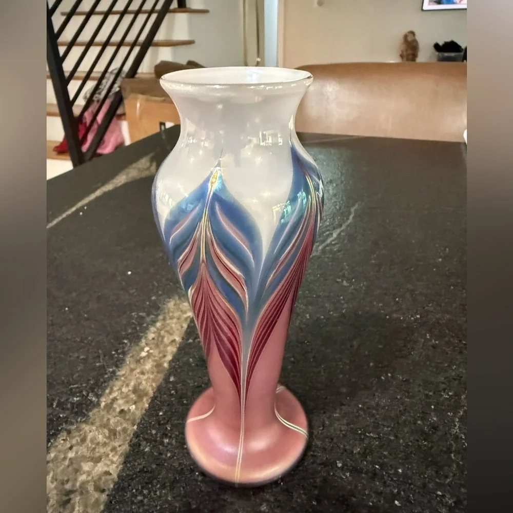 Stunning Signed Zellique Studios Pulled Feather Vase – 1982